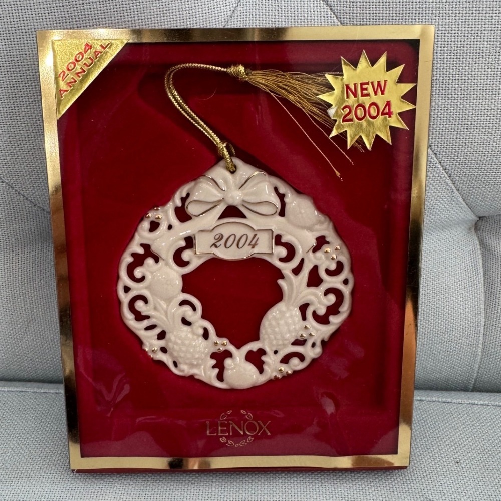 Lenox 2004 Annual Williamsburg Wreath Ornament Pierced Porcelain Gold 6339105